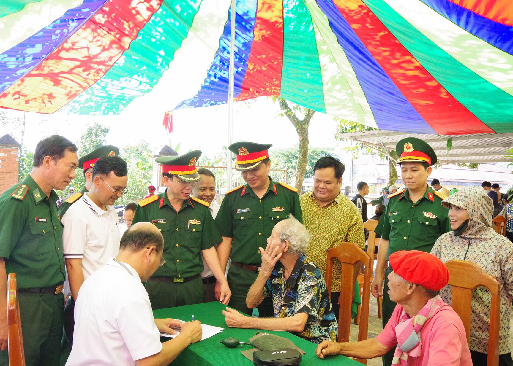 Khám chữa bệnh, tặng quà cho gia đình chính sách đồng bào dân tộc thiếu số