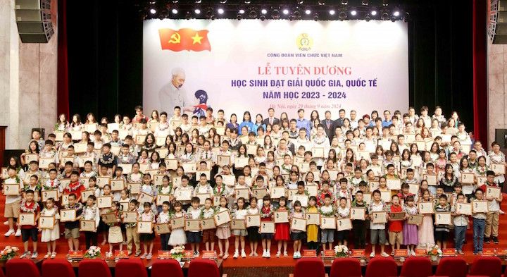 Tuyên dương học sinh đạt giải quốc gia, quốc tế năm học 2023-2024