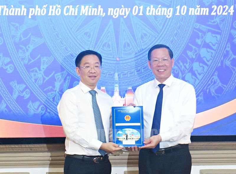 TP Hồ Chí Minh trao quyết định điều động, bổ nhiệm nhiều cán bộ chủ chốt