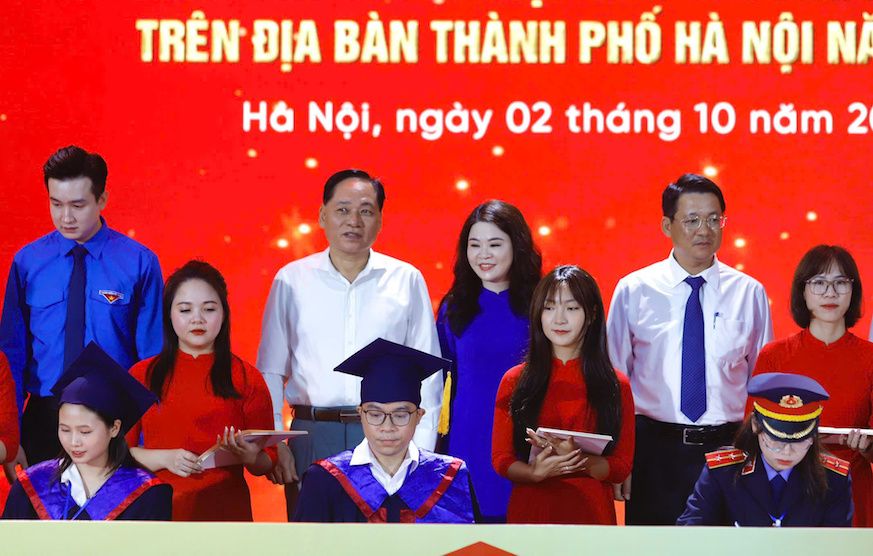 Ghi danh Sổ Vàng 100 thủ khoa xuất sắc Thủ đô Hà Nội năm 2024