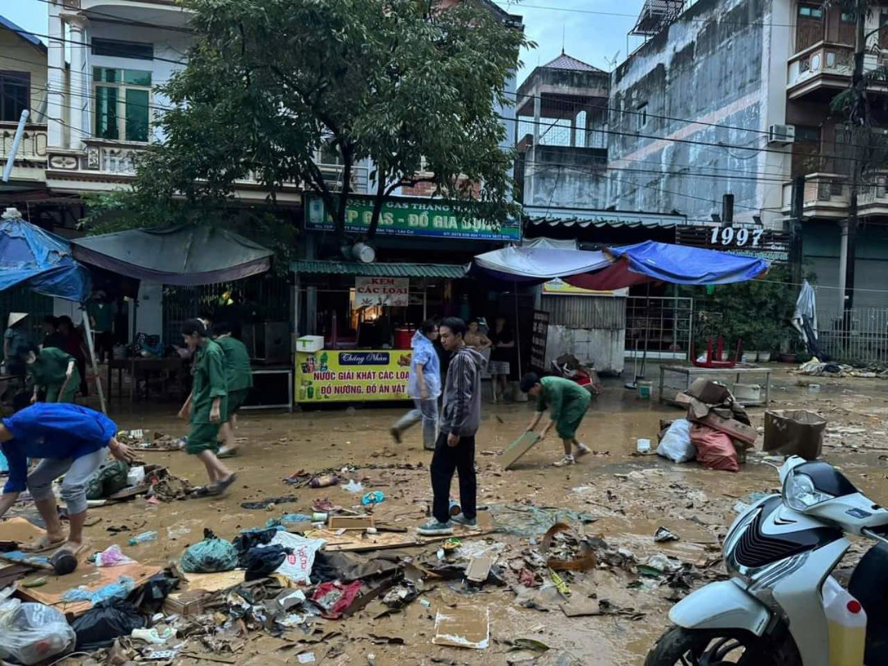 Làm sạch môi trường - ổn định sản xuất sau bão