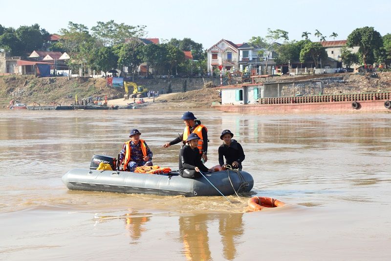 Bộ đội Hải quân nỗ lực tìm kiếm nạn nhân mất tích ở khu vực cầu Phong Châu