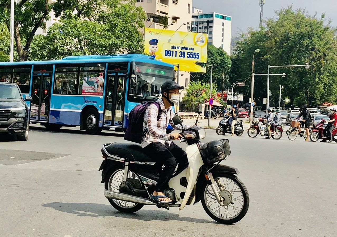 Hà Nội sáng sớm có sương mù, ngày nắng hanh