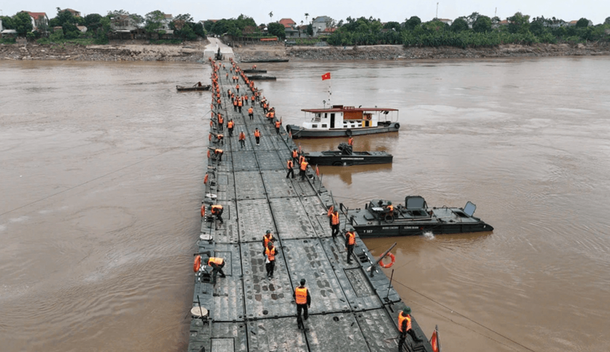 Tái thiết lập cầu phao Phong Châu