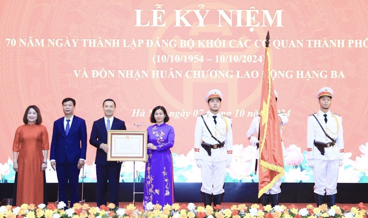 Đảng bộ Khối các cơ quan thành phố Hà Nội đón nhận Huân chương Lao động hạng Ba