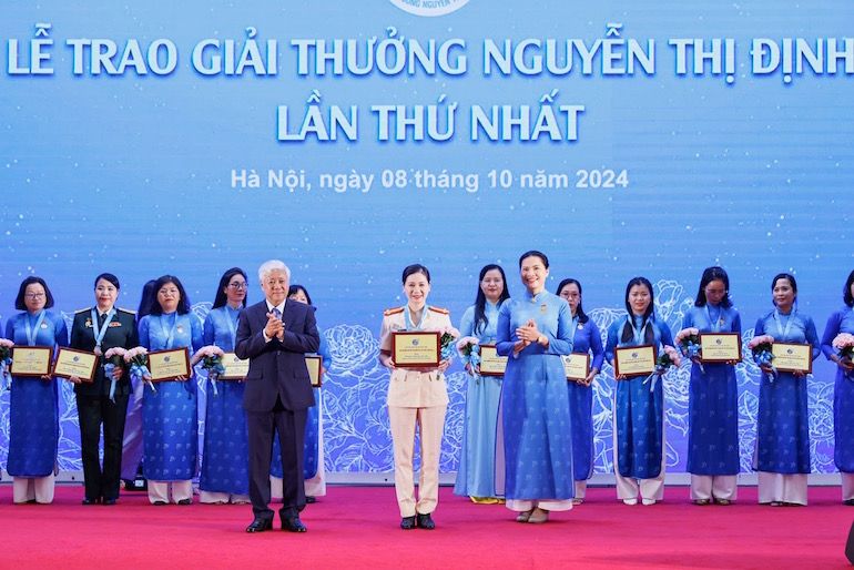 Trao Giải thưởng Nguyễn Thị Định lần thứ nhất cho 30 cán bộ Hội Phụ nữ 