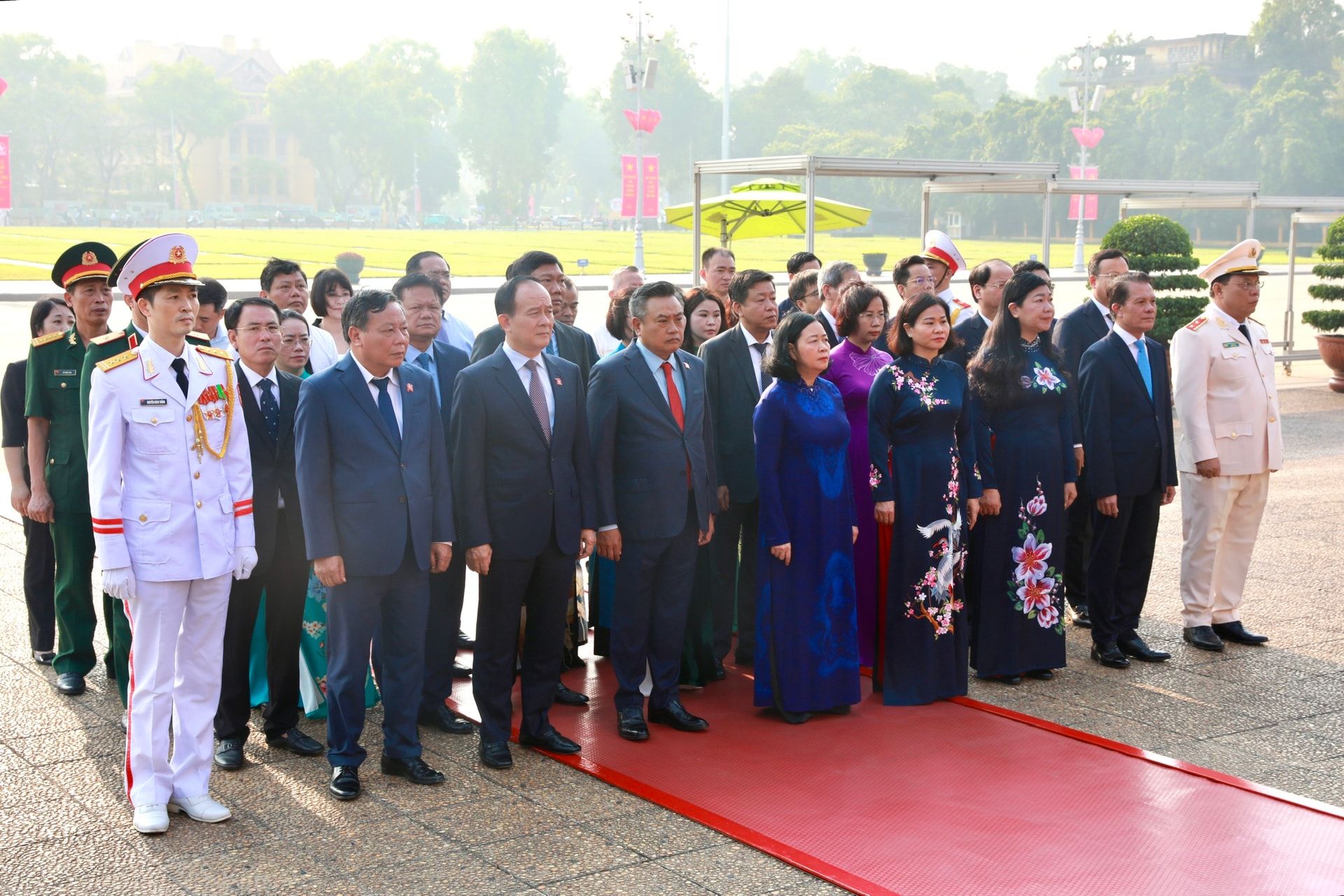 Lãnh đạo TP Hà Nội viếng Chủ tịch Hồ Chí Minh và tưởng niệm các Anh hùng liệt sĩ