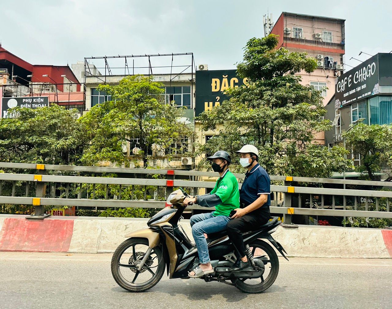 Hà Nội trời lạnh về đêm và sáng sớm, ngày hửng nắng