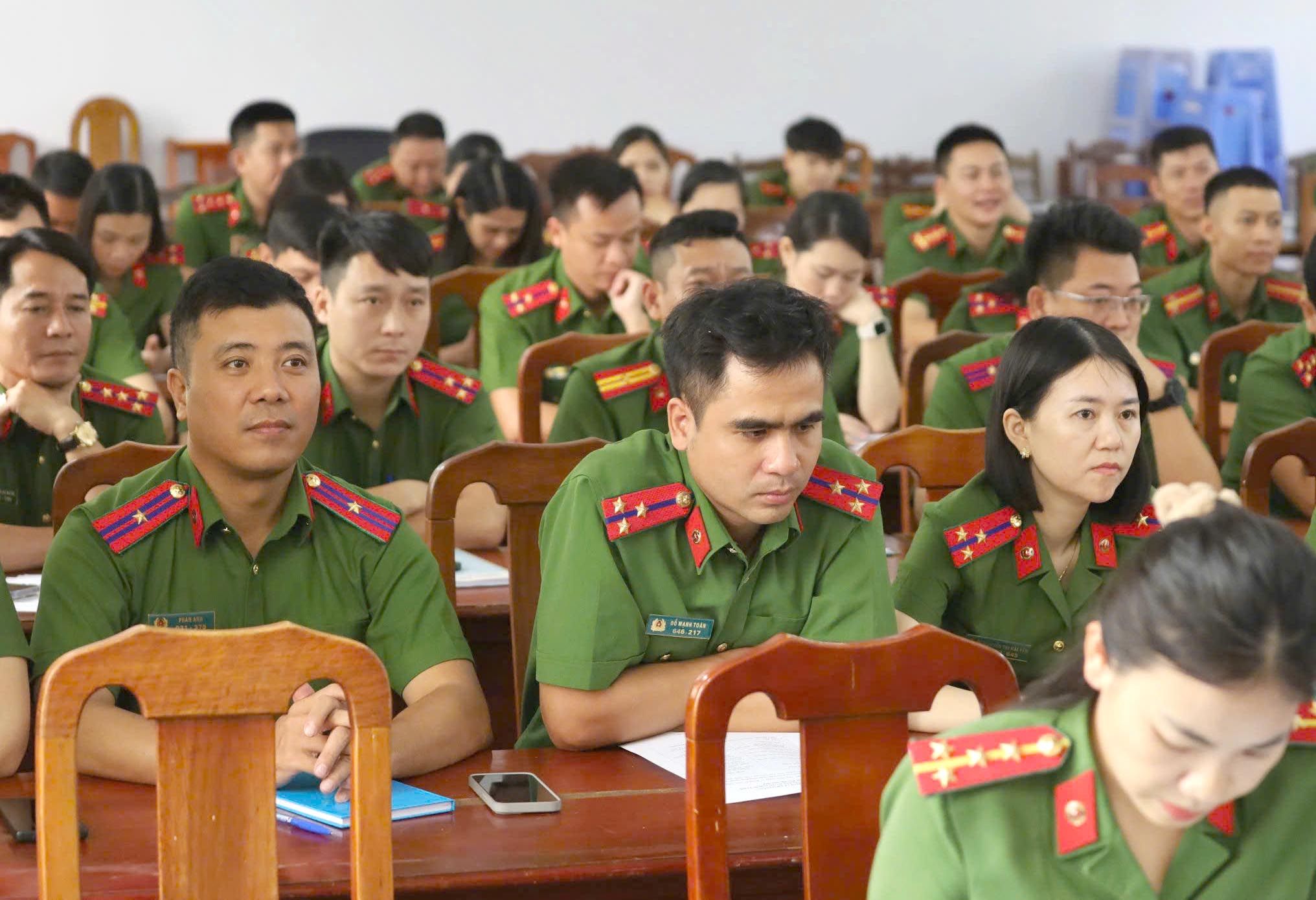 Tập huấn, bồi dưỡng cho gần 100 cán bộ Công đoàn chủ chốt của Cảnh sát Cơ động