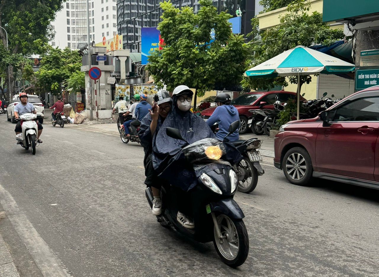 Hà Nội hạ nhiệt, có lúc có mưa rào và dông vài nơi