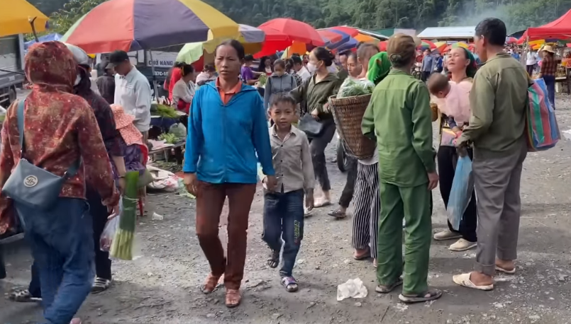 Độc đáo chợ biên giới Việt Nam - Lào