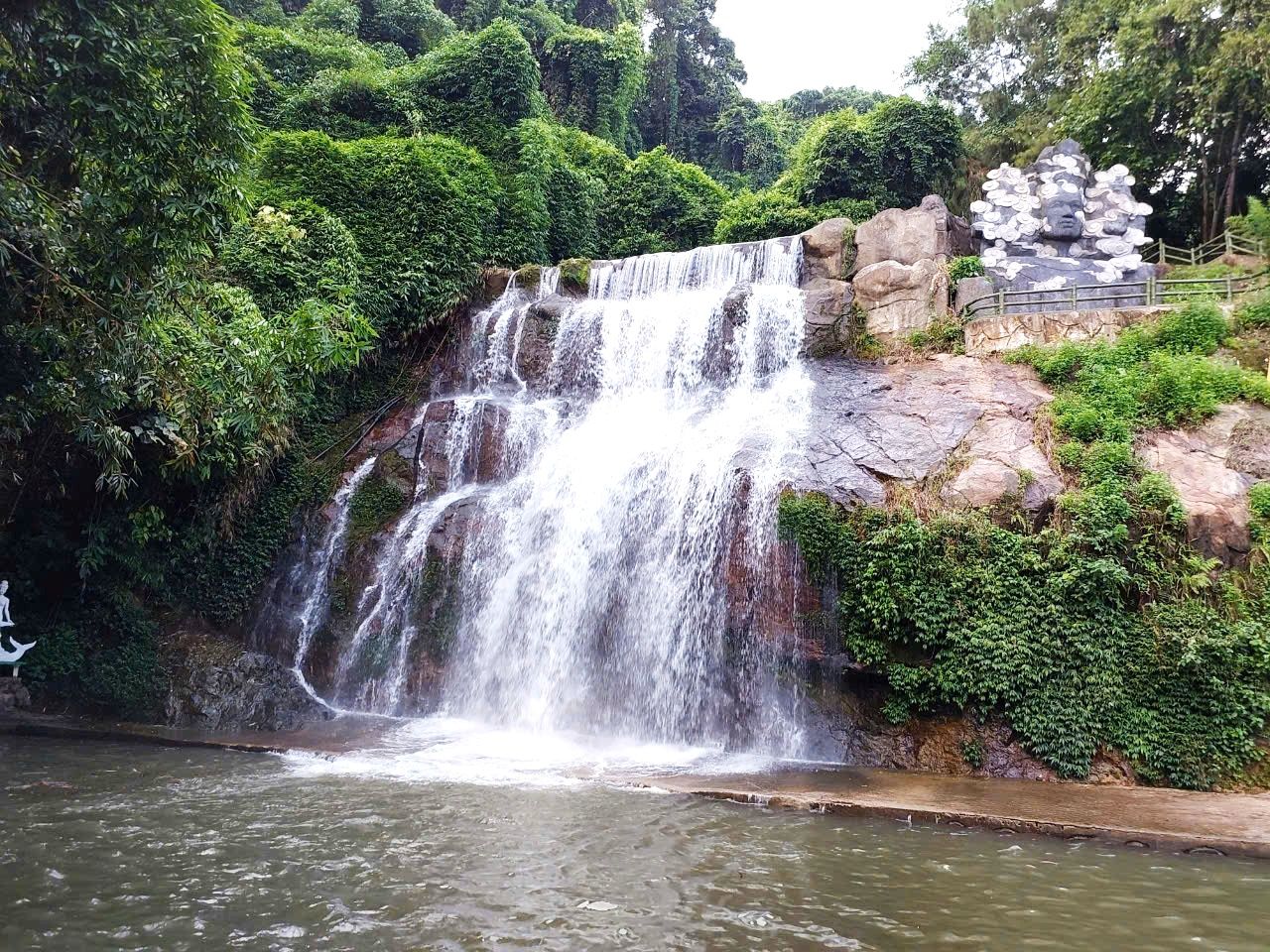 Khám phá thác Ao Vua trên núi Tản