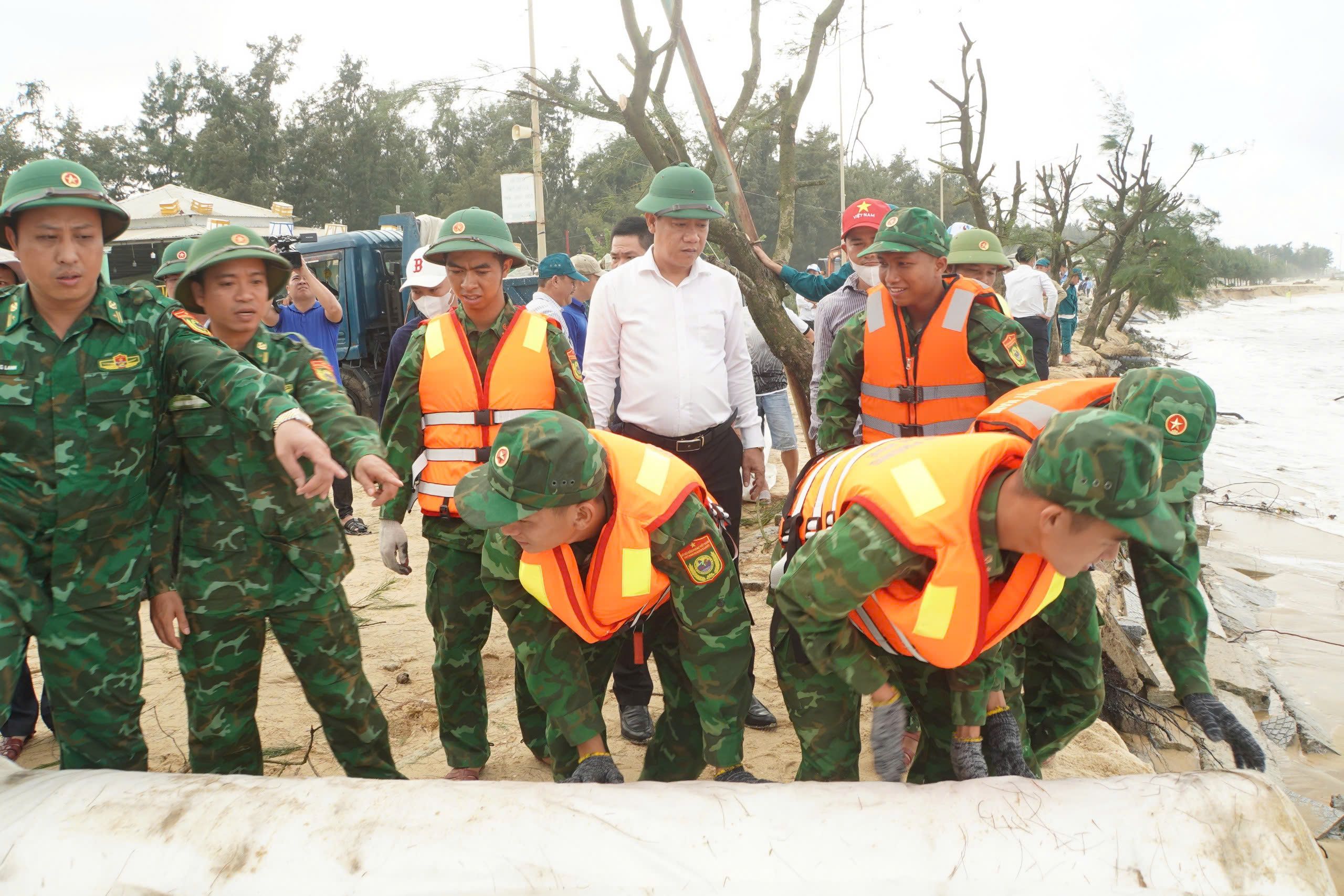 Thừa Thiên Huế: Huy động hàng trăm người khắc phục tình trạng sạt lở bờ biển tại Phú Thuận