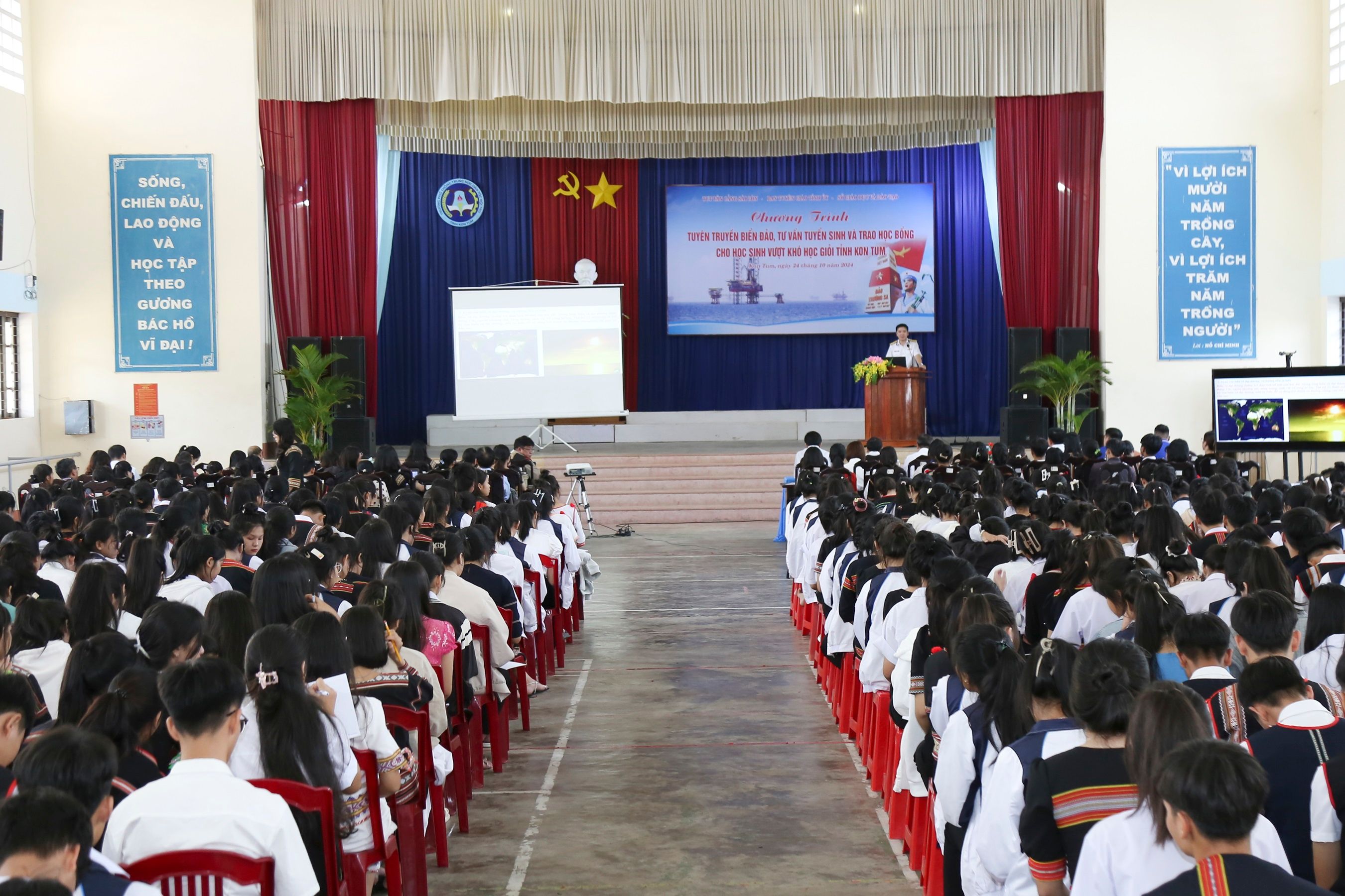 Tuyên truyền biển, đảo và tư vấn tuyển sinh cho học sinh