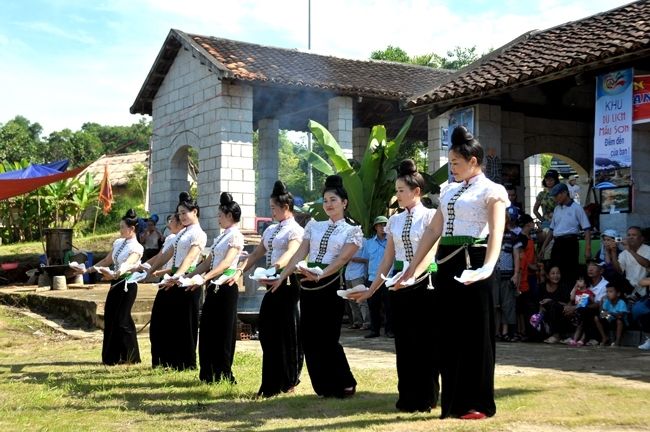 Về miền di sản tinh hoa và bản sắc