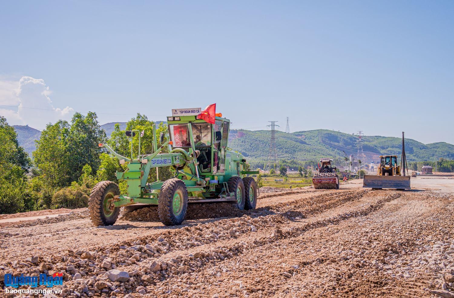 Quảng Ngãi triển khai Đợt thi đua cao điểm “500 ngày đêm thi đua hoàn thành 3.000 km đường bộ cao tốc”