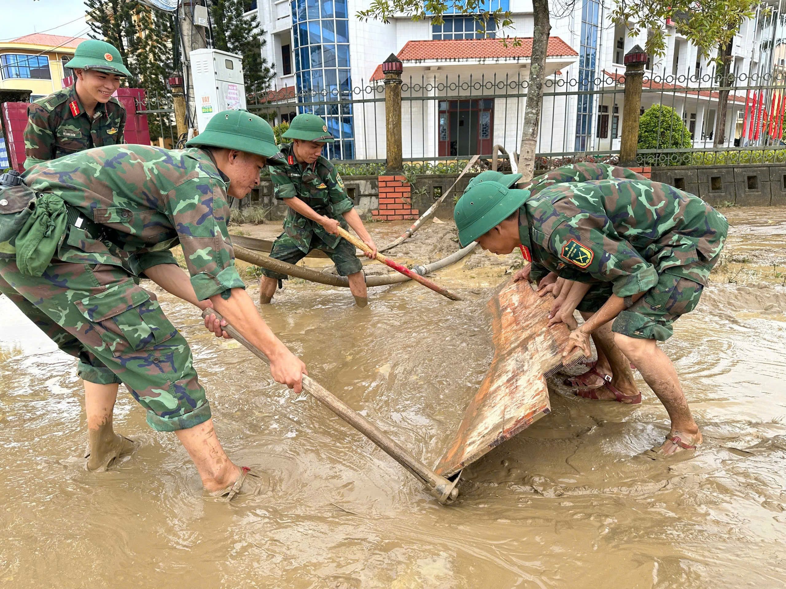 Gần 1.000 cán bộ, chiến sỹ giúp dân khắc phục hậu quả lũ lụt