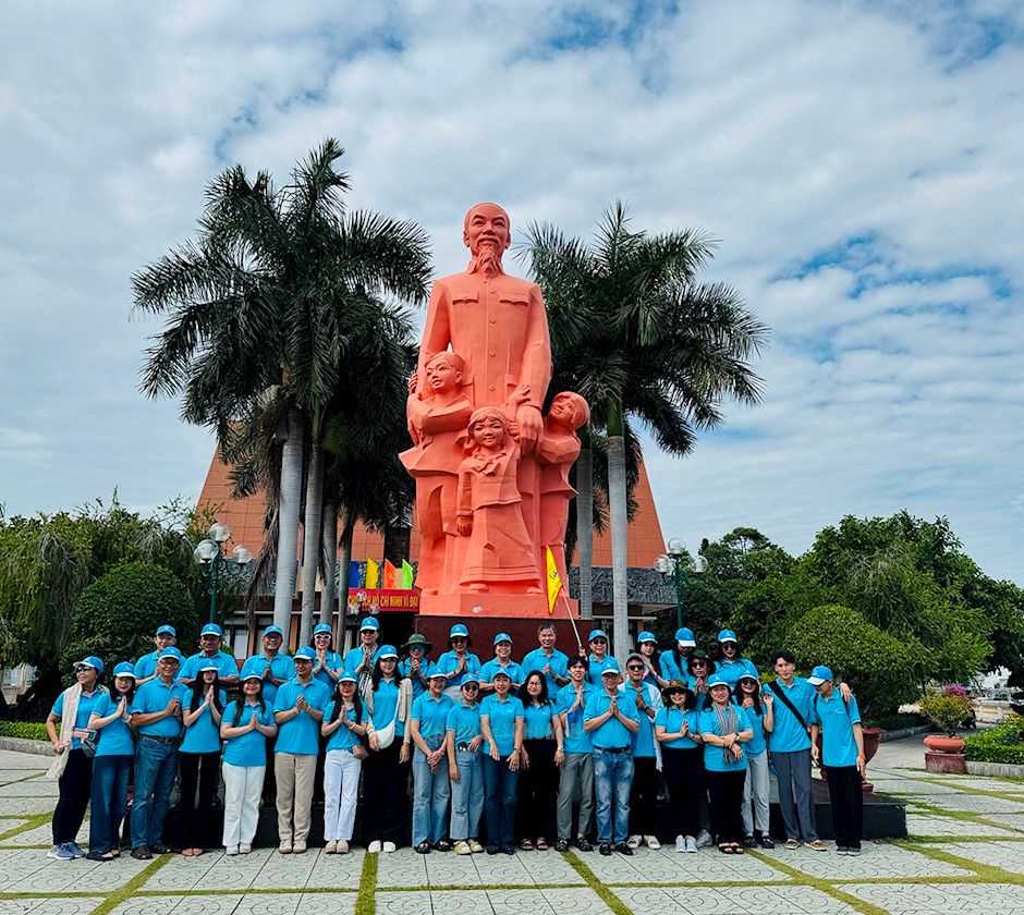 Đoàn đại biểu gia đình Việt và sinh viên Lào, Campuchia khắc sâu lời dạy của Bác