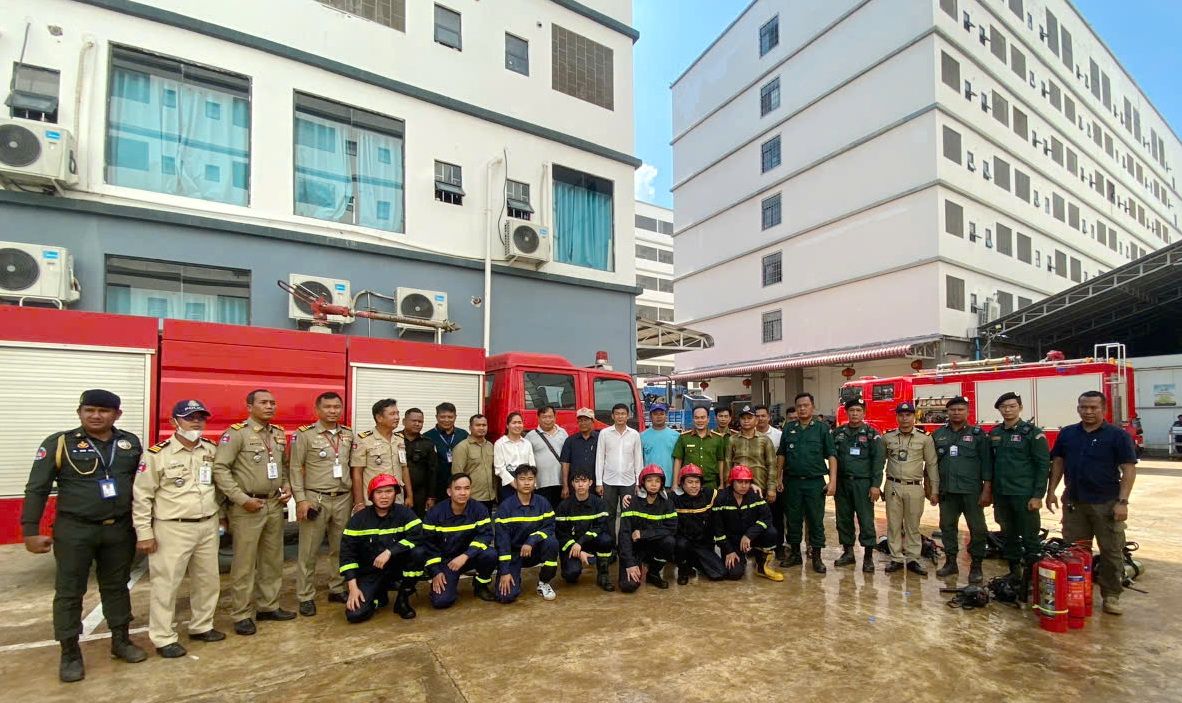 Công an Tây Ninh hỗ trợ tỉnh giáp biên của Campuchia chữa cháy