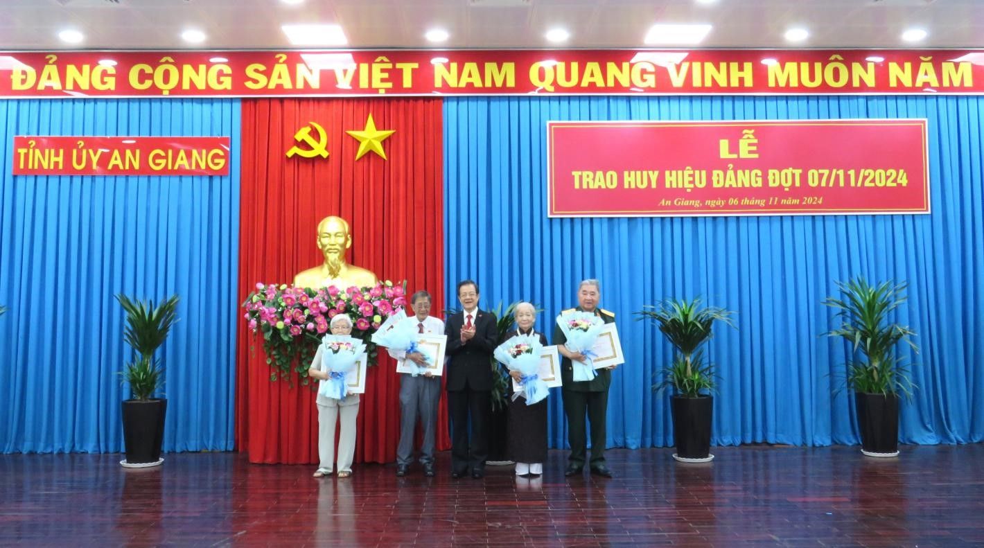 An Giang: Tặng, truy tặng Huy hiệu Đảng cho 251 đảng viên