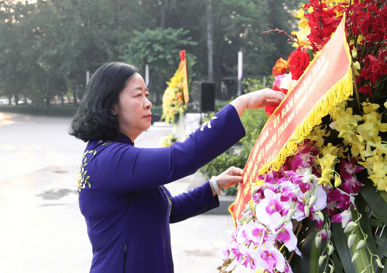 Lãnh đạo thành phố Hà Nội dâng hoa kỷ niệm 107 năm Cách mạng Tháng Mười Nga