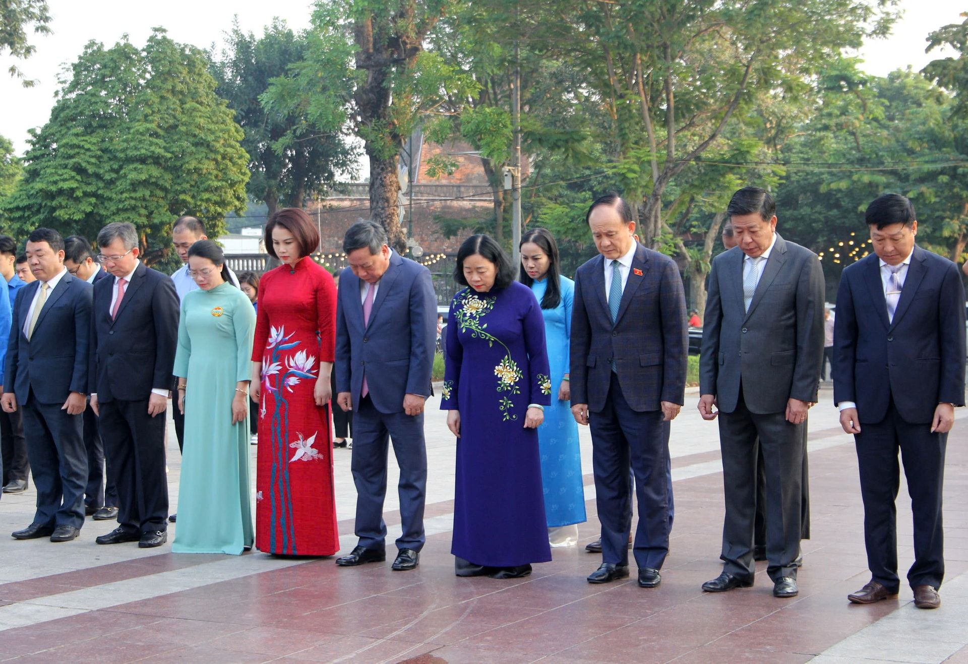 Lãnh đạo TP Hà Nội dâng hoa kỷ niệm 107 năm Cách mạng Tháng Mười Nga