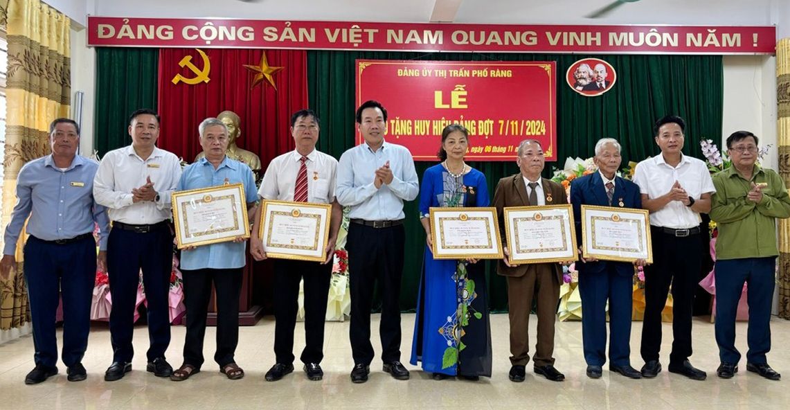 Lào Cai: Tặng và truy tặng Huy hiệu Đảng cho 210 đảng viên