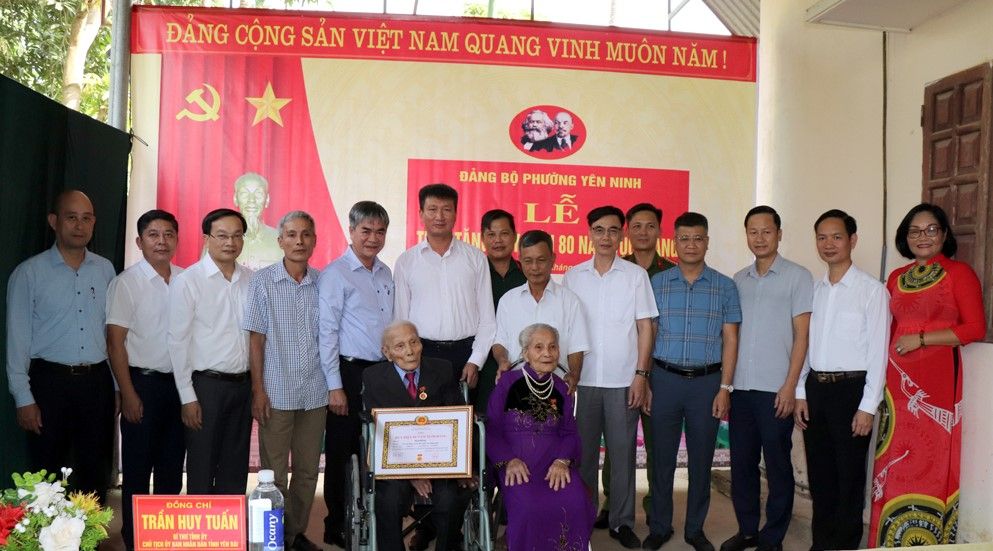 Đảng viên đầu tiên của Đảng bộ tỉnh Yên Bái được trao tặng Huy hiệu 80 năm tuổi Đảng (đề nghị XB vào 16h20 ngày 7/11)