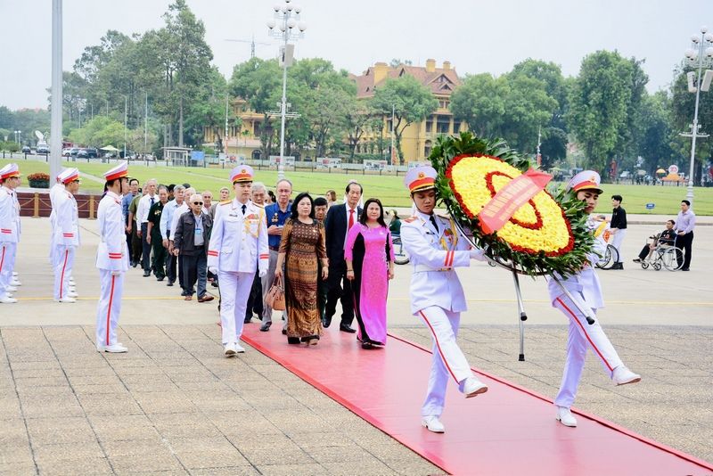 Người có công với cách mạng thành phố Cần Thơ dâng hoa viếng Chủ tịch Hồ Chí Minh