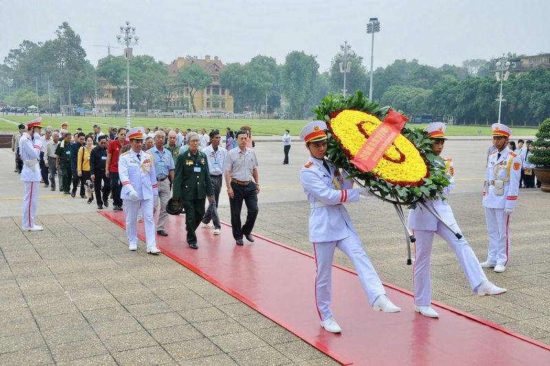 56 đại biểu Người có công với cách mạng tỉnh Kiên Giang vào Lăng viếng Chủ tịch Hồ Chí Minh