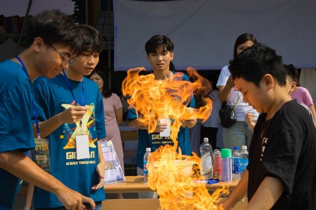 Science Tornado, truyền lửa đam mê khoa học cho học sinh Hà Nội