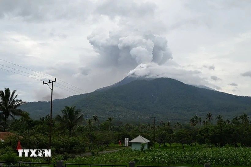 Nhiều sân bay ở Indonesia đóng cửa do núi lửa phun trào