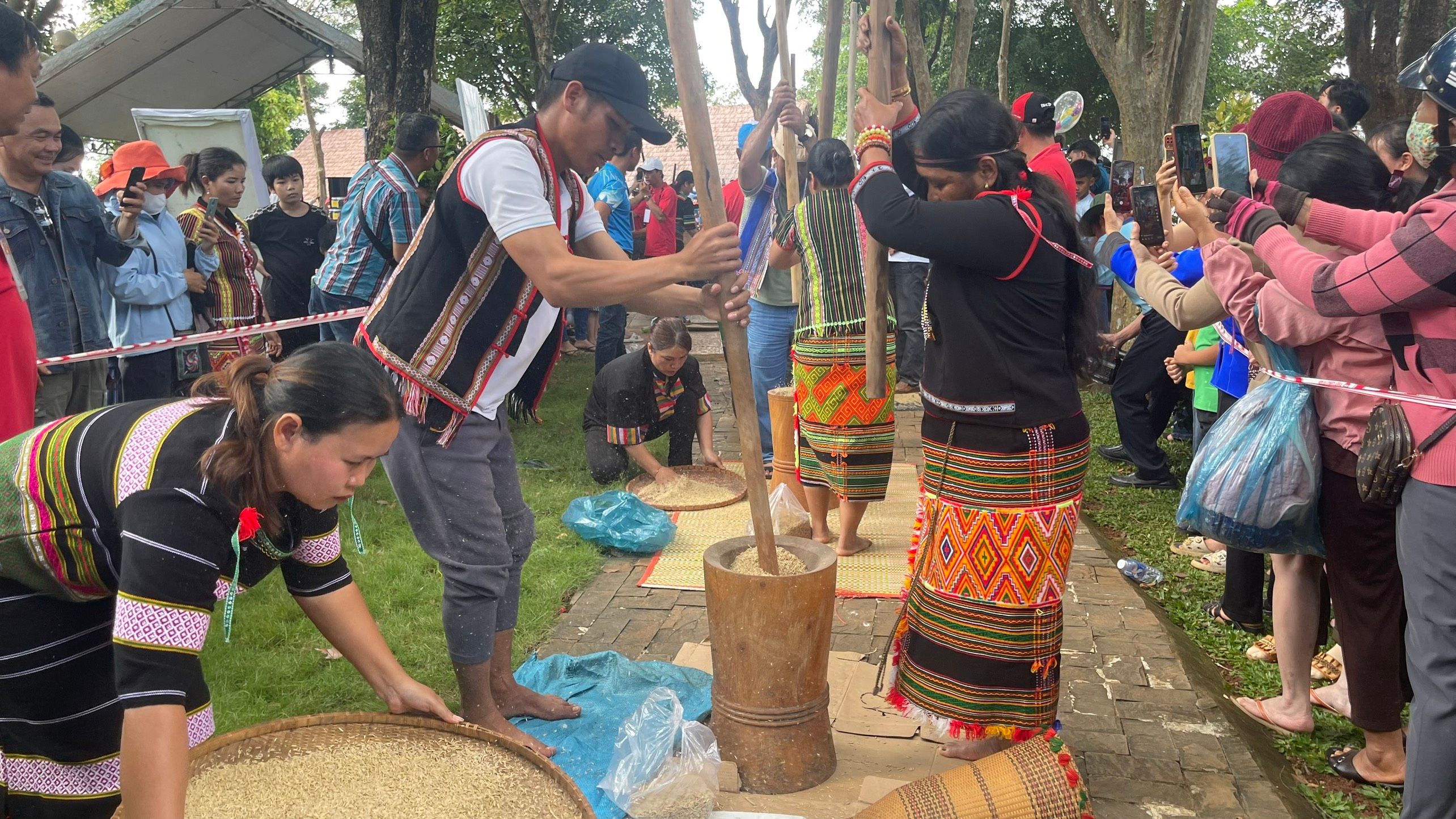 Ấn tượng Lễ hội  "Vang mãi tiếng chày trên sóc Bom Bo"