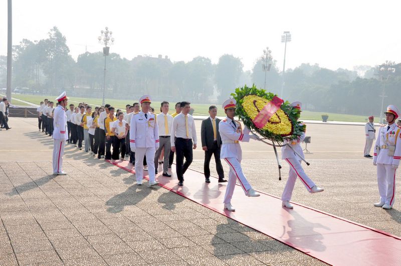 Kết nạp đảng viên mới nơi Quảng trường thiêng liêng