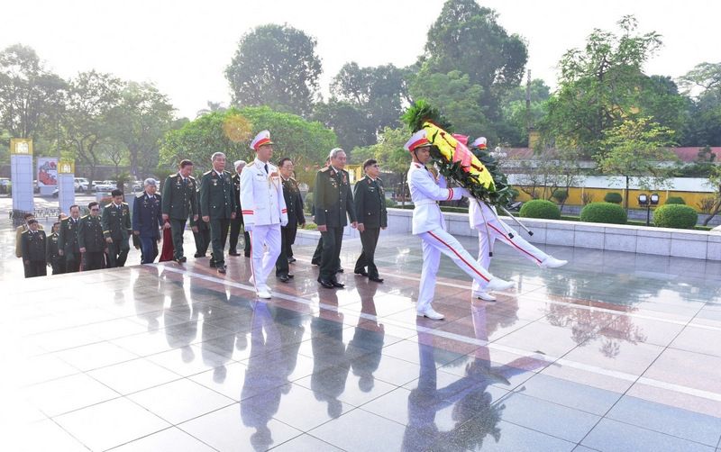 Hội Hỗ trợ khắc phục hậu quả bom mìn Việt Nam vào Lăng viếng Chủ tịch Hồ Chí Minh