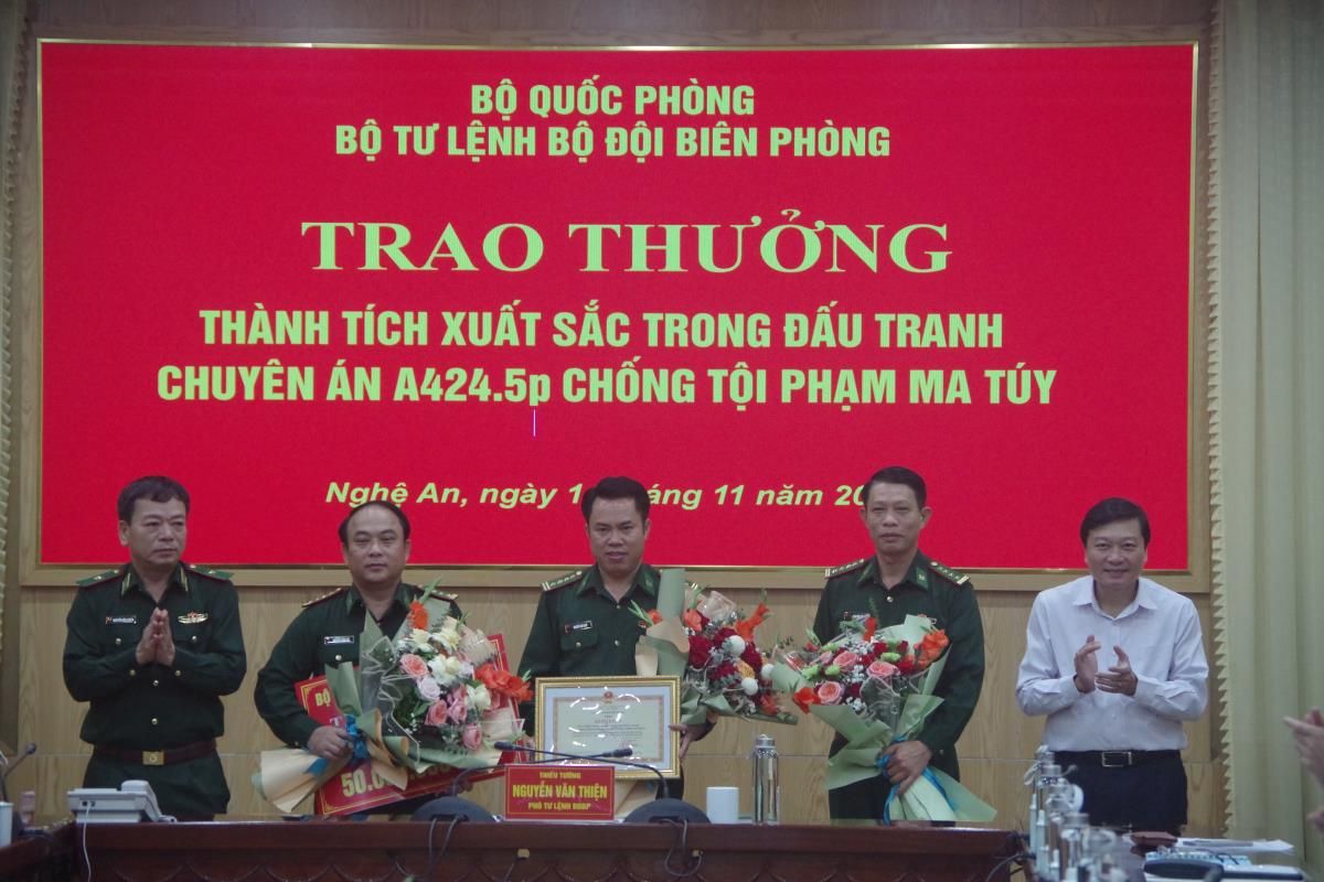 Trao thưởng các đơn vị tham gia chuyên án thu giữ 70 kg ma túy