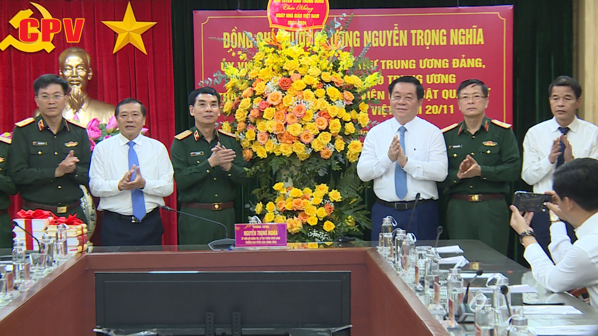 Trưởng ban Tuyên giáo Trung ương thăm, chúc mừng Học viện Kỹ thuật Quân sự nhân Ngày Nhà giáo Việt Nam