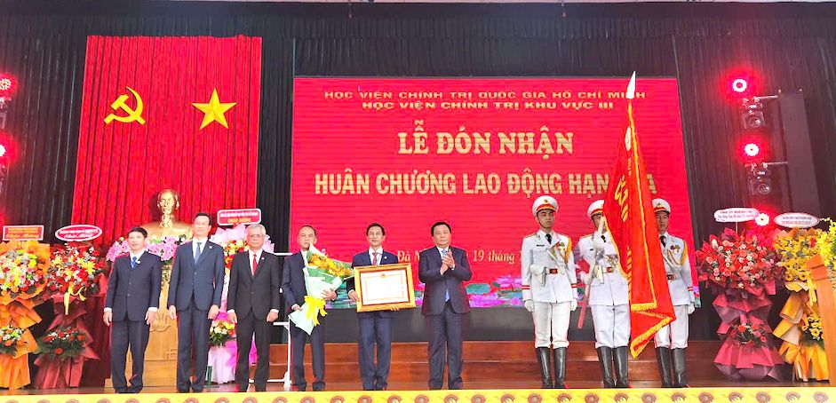 Học viện Chính trị khu vực III đón nhận Huân Chương Lao động hạng Ba