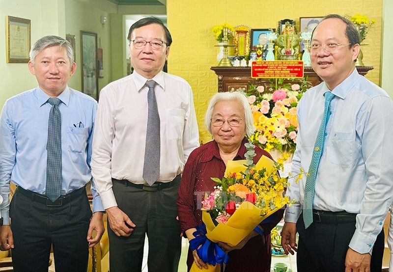 Lãnh đạo TP Hồ Chí Minh thăm các nhà giáo tiêu biểu