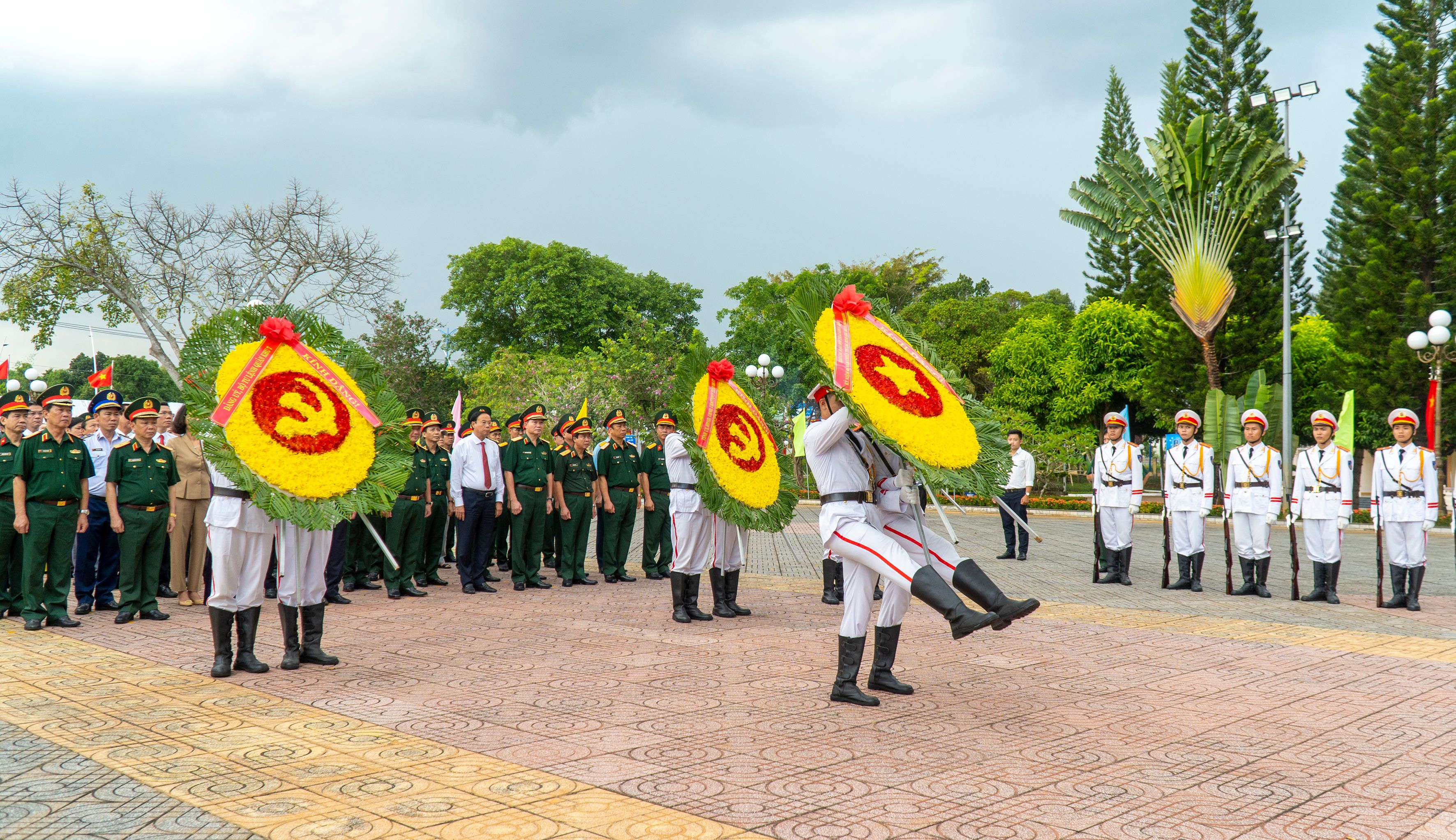 Đoàn Ban Chỉ đạo Hội thảo khoa học kỷ niệm 60 năm Chiến thắng Bình Giã tri ân các anh hùng liệt sĩ